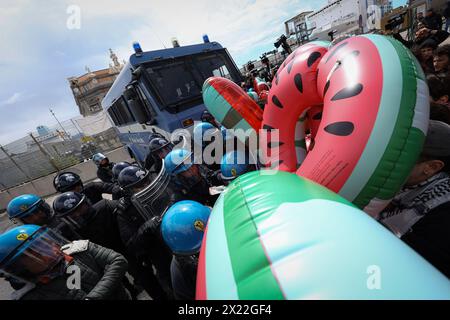 Napoli, Italia. 19 aprile 2024. Napoli - Napoli 04-19-2024 corteo studentesco contro il G7 a Capri (NeaPhoto Alessandro Garofalo) solo uso editoriale credito: Agenzia fotografica indipendente/Alamy Live News Foto Stock