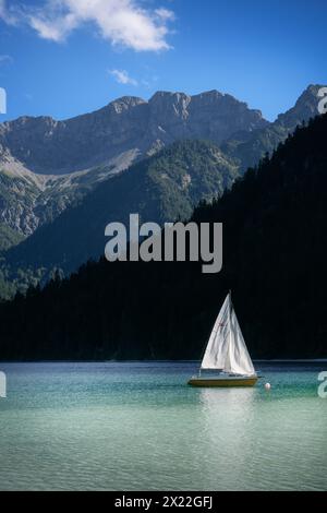 Barca a vela sul cristallino Plansee, distretto di Reutte, Alpi Ammergau, Tirolo, Austria, Europa Foto Stock