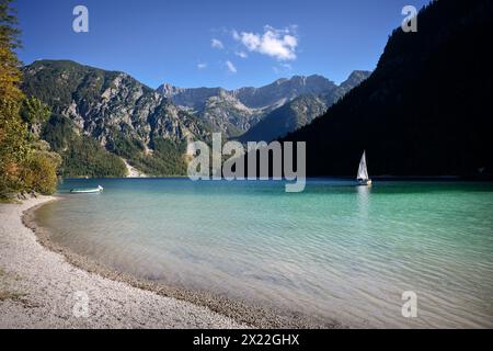 Barca a vela sul cristallino Plansee, distretto di Reutte, Alpi Ammergau, Tirolo, Austria, Europa Foto Stock