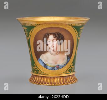 Coppa (Tasse Jasmin &#xc0; Pied Cannel&#xe9;, 1st size) con Ritratto di Anna Scott, Duchessa di Monmouth (1651-1732), 1811. Foto Stock