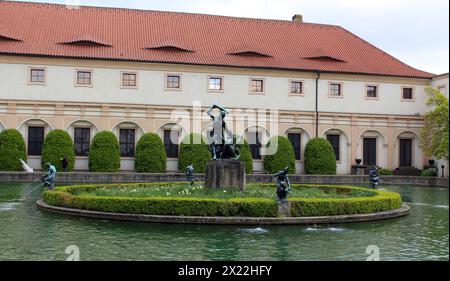 Fontana con una scultura di Ercole nel primo giardino barocco Waldstein (Wallenstein) rigorosamente progettato geometricamente, il secondo più grande giardino i Foto Stock