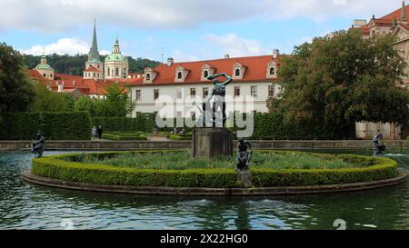 Fontana con una scultura di Ercole nel primo giardino barocco Waldstein (Wallenstein) rigorosamente progettato geometricamente, il secondo più grande giardino i Foto Stock