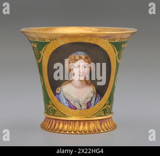 Coppa (Tasse Jasmin &#xc0; Pied Cannel&#xe9;, 1st size) con Ritratto di Marie Ang&#xe9;lique De Scorailles, Duchessa di Fontanges (1661-1681), 1811. Foto Stock