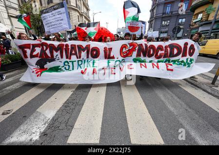 Napoli, Italia, 19 aprile 2024. Durante la manifestazione a Napoli, contro il G7 dei ministri degli Esteri a Capri, e in solidarietà con il popolo palestinese. Crediti: Marco Cantile/Alamy Live News Foto Stock