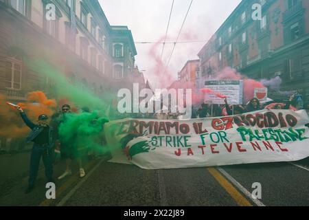 Napoli, Italia, 19 aprile 2024. Durante la manifestazione a Napoli, contro il G7 dei ministri degli Esteri a Capri, e in solidarietà con il popolo palestinese. Crediti: Marco Cantile/Alamy Live News Foto Stock