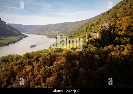 Vista dal Träumeimerberg alle rovine del castello di Hinterhaus e alla valle del Danubio, patrimonio dell'umanità dell'UNESCO, "paesaggio culturale di Wachau", S. Foto Stock
