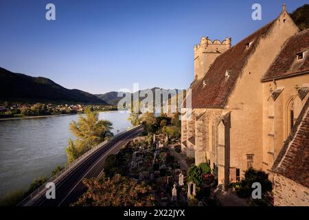 Vista della chiesa fortificata di San Michele vicino al Danubio, sito patrimonio dell'umanità dell'UNESCO "paesaggio culturale Wachau", San Michele, Au inferiore Foto Stock