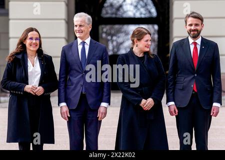 Oslo 20240419.da sinistra: Marianne Sivertsen Naess (AP), il nuovo ministro Jonas Gahr Store (AP), il nuovo ministro dell'industria Cecilie Myrseth (AP) e il nuovo ministro della sanità e dell'assistenza Jan Christian Vestre (AP) a Slottsplassen dopo una riunione straordinaria del gabinetto di governo al Castello di venerdì pomeriggio. Foto: Stian Lysberg Solum / NTB Foto Stock