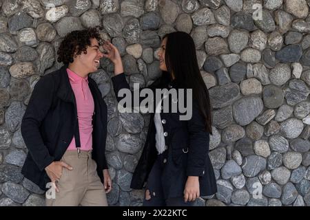 Giovane coppia latinoamericana sorridente e felice Foto Stock