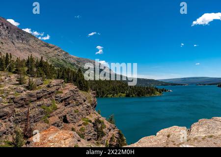 Montagne, laghi e alberi da Sunspot Point nel Glacier National Park Foto Stock
