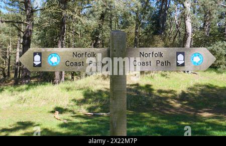 Direzione Norfolk Coast Path vicino a Wells-Next-the-Sea, Norfolk, Inghilterra, Regno Unito. Foto Stock