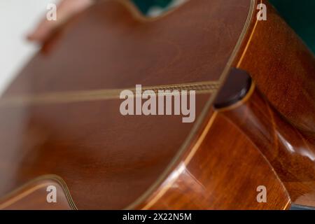 Copertina posteriore di un ukulele. Strumenti a corde concettuali Foto Stock