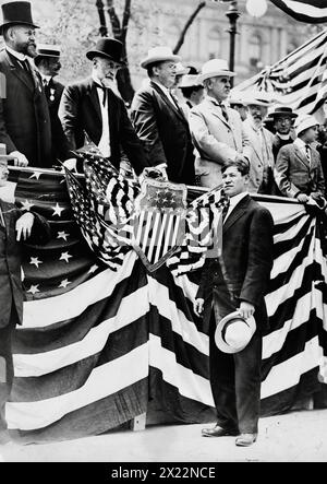 Jim Thorpe salutato dal sindaco Gaynor (terzo da sinistra) e altri dignitari nella cerimonia olimpica al municipio - 1912 Foto Stock