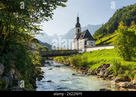 Chiesa di Ramsau vicino a Berchtesgaden, Ramsauer Ache, Berchtesgadener Land, Baviera, Germania Foto Stock