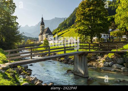 Chiesa di Ramsau vicino a Berchtesgaden, Ramsauer Ache, Berchtesgadener Land, Baviera, Germania Foto Stock