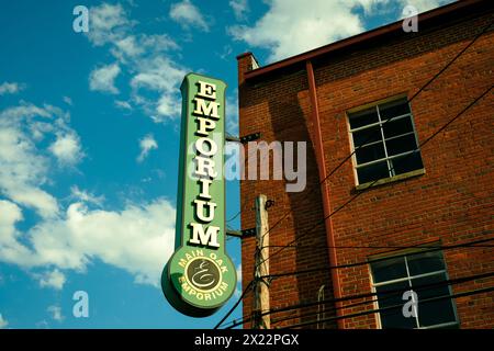 Cartello principale Oak Emporium a Mount Airy, North Carolina Foto Stock