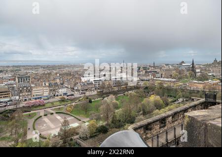 Vista dello skyline di Edimburgo con nuvole di pioggia sul Firth of Forth in lontananza dal castello di Edimburgo, Edimburgo, Scozia Foto Stock