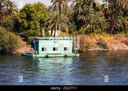 Stazione di pompaggio galleggiante che eroga acqua per l'irrigazione, fiume nilo tra Luxor e Assuan, Egitto Foto Stock