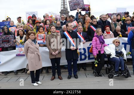 Comme tous les vendredis Midi, une centaine de personnes dont des élus sont venus demander la libération des otages détenus par le hamas Foto Stock