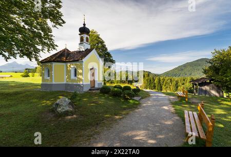 Cappella Maria Rast sul Buckelwiesen, sui monti Wetterstein, Krün, Baviera, Germania Foto Stock