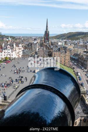 Cannon Barrel al Castello di Edimburgo e turisti sull'Esplanade del Castello di Edimburgo con la torre Tolbooth Kirk sullo sfondo, Edimburgo, Scozia Foto Stock