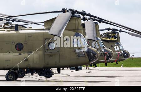 10 aprile 2024, Baviera, Ansbach: Tre elicotteri da trasporto Boeing-Vertol CH-47 Chinook dell'esercito americano sono parcheggiati nell'aeroporto della base aerea militare americana di Katterbach vicino ad Ansbach. Foto: Daniel Karmann/dpa Foto Stock