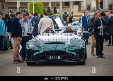 Londra, Regno Unito. 19 aprile 2024. Registrazione raccolta di Aston Martin Valkyries al Salon Privé tenutasi nei terreni del Royal Hospital di Chelsea. Bentley, Jaguar, Frazer Nashes in mostra. Il più grande raduno conosciuto di 14 Aston Martin Valkyries è il momento culminante della mattina. Crediti: Peter Hogan/Alamy Live News Foto Stock