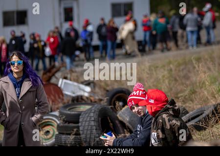 SCHNECKSVILLE, PENNSYLVANIA - 13 APRILE: I sostenitori dell'ex presidente Trump si mettono in fila per partecipare a una manifestazione elettorale il 13 aprile 2024 a Schnecksville, Pennsylvania. Trump e il presidente democratico Joe Biden sono i primi candidati per la presidenza nelle prossime elezioni generali del 2024 novembre. (Foto di Michael Nigro/Sipa USA) Foto Stock