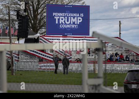 SCHNECKSVILLE, PENNSYLVANIA - 13 APRILE: Z grande segno elettronico visualizza il messaggio "Pennsylvania è Paese Trump", in quanto sostenitori dell'ex presidente Trump partecipano a una manifestazione elettorale il 13 aprile 2024 a Schnecksville, Pennsylvania. Trump e il presidente democratico Joe Biden sono i primi candidati per la presidenza nelle prossime elezioni generali del 2024 novembre. (Foto di Michael Nigro/Sipa USA) Foto Stock