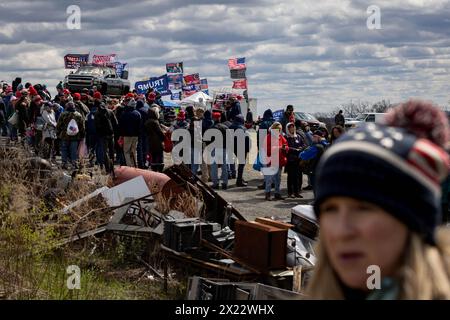 SCHNECKSVILLE, PENNSYLVANIA - 13 APRILE: I sostenitori dell'ex presidente Trump si mettono in fila per partecipare a una manifestazione elettorale il 13 aprile 2024 a Schnecksville, Pennsylvania. Trump e il presidente democratico Joe Biden sono i primi candidati per la presidenza nelle prossime elezioni generali del 2024 novembre. (Foto di Michael Nigro/Sipa USA) Foto Stock