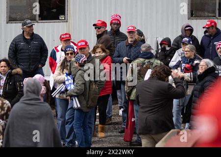 SCHNECKSVILLE, PENNSYLVANIA - 13 APRILE: I sostenitori dell'ex presidente Trump si mettono in fila per partecipare a una manifestazione elettorale il 13 aprile 2024 a Schnecksville, Pennsylvania. Trump e il presidente democratico Joe Biden sono i primi candidati per la presidenza nelle prossime elezioni generali del 2024 novembre. (Foto di Michael Nigro/Sipa USA) Foto Stock