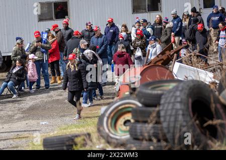 SCHNECKSVILLE, PENNSYLVANIA - 13 APRILE: I sostenitori dell'ex presidente Trump si mettono in fila per partecipare a una manifestazione elettorale il 13 aprile 2024 a Schnecksville, Pennsylvania. Trump e il presidente democratico Joe Biden sono i primi candidati per la presidenza nelle prossime elezioni generali del 2024 novembre. (Foto di Michael Nigro/Sipa USA) Foto Stock