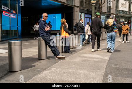 I passeggeri aspettano un autobus MTA a Columbus Circle a New York domenica 14 aprile 2024. (© Richard B. Levine) Foto Stock