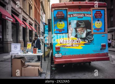 Un carro armato Mitzvah associato al Chabad del West Village parcheggiato in Union Square a New York mercoledì 17 aprile 2024 prima della festa di Pesach. La setta Lubavitcher dei chassidim, i fedeli ebrei ultra-ortodossi, continua a sensibilizzare i membri decaduti della fede ebraica. (© Richard B. Levine) Foto Stock