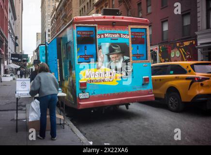 Un carro armato Mitzvah associato al Chabad del West Village parcheggiato in Union Square a New York mercoledì 17 aprile 2024 prima della festa di Pesach. La setta Lubavitcher dei chassidim, i fedeli ebrei ultra-ortodossi, continua a sensibilizzare i membri decaduti della fede ebraica. (© Richard B. Levine) Foto Stock