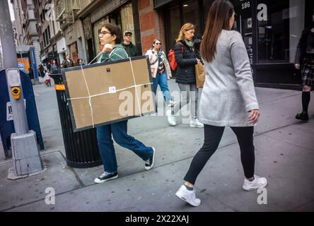 Schlepping a Chelsea a New York mercoledì 17 aprile 2024. (© Richard B. Levine) Foto Stock