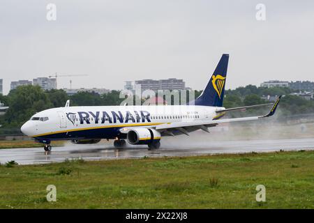 Ryanair Boeing 737-800 in arrivo a Rainy Lviv Foto Stock