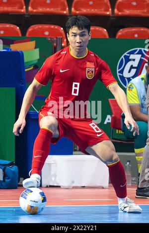 Bangkok, Thailandia. 19 aprile 2024. Chen Zhiheng #8 della Cina visto in azione durante la AFC Futsal Asian Cup 2024 Group A match tra Cina e Vietnam all'Indoor Stadium Huamark di Bangkok. Punteggio finale; Cina 0:1 Vietnam. Credito: SOPA Images Limited/Alamy Live News Foto Stock