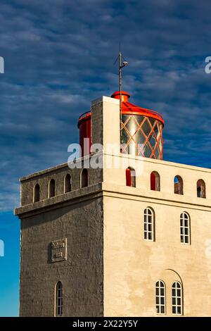 Islanda meridionale, paesaggio dolcemente nuvoloso, vicino al faro di Vik. La bellezza islandese nella natura. Destinazione del viaggio Foto Stock