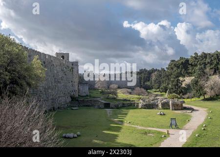 Mura esterne della città, fossato della fortezza, fossato, città di Rodi, Rodi, arcipelago del Dodecaneso, isole greche, Grecia Foto Stock