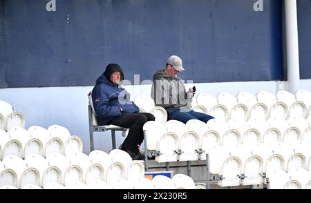 Hove UK 19 aprile 2024 - gli spettatori sfidano il tempo durante la partita di cricket Vitality County Championship League Two al 1° Central County Ground di Hove: Credit Simon Dack /TPI/ Alamy Live News Foto Stock