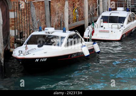 Barche della polizia idrica italiana Carabinieri navigano attraverso un canale a Venezia, Venezia, Veneto, Italia Foto Stock