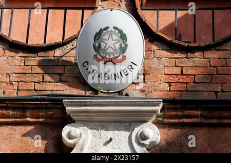 Emblema dei Carabinieri su un muro, simbolo della polizia italiana, Venezia, Veneto, Italia Foto Stock