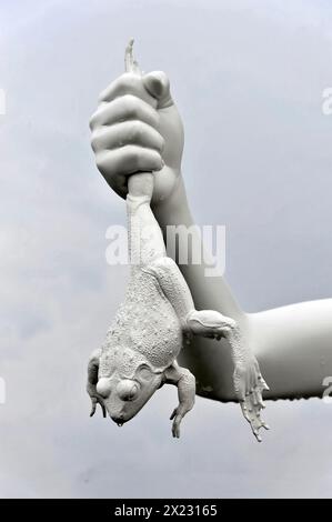 Statua del ragazzo di Charles Ray con una rana sulla cima delle Zattere, dettaglio di una scultura surrealista con una mano bianca che tiene una rana, Venezia Foto Stock