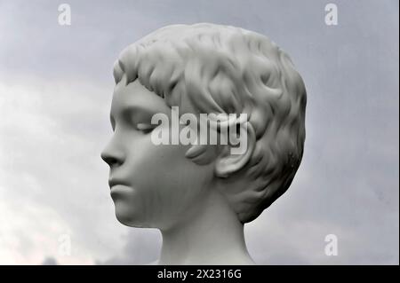 Statua di Charles Ray del ragazzo con rana in cima alle Zattere Ritratto di un busto classico di un ragazzo in marmo bianco con dettagli fili di capelli Foto Stock