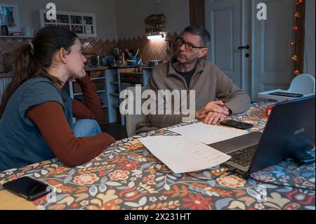 Padre con sua figlia che pianifica la giornata per domani al tavolo da pranzo, Meclemburgo-Vorpommern, Germania Foto Stock