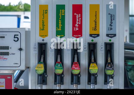 Cinque offerte di carburante presso una pompa di benzina presso una stazione di servizio autostradale, Turingia, Germania Foto Stock