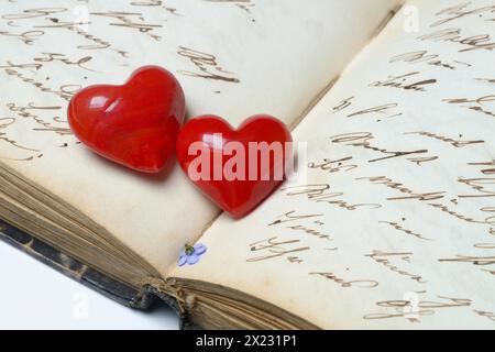 Cuori rossi sulla pagina del diario Foto Stock