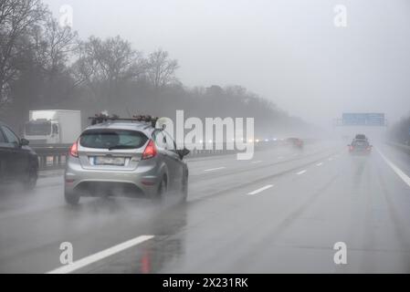 Scarsa visibilità sotto la pioggia sull'autostrada A 9, Turingia, Germania Foto Stock