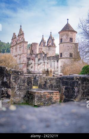 Rovine medievali del castello di fronte a un cielo limpido, viste su un muro di pietra, Calw, Foresta Nera, Germania Foto Stock